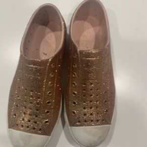 Native Girls  Glittery gold  Slip-On Shoes J3 sparkle